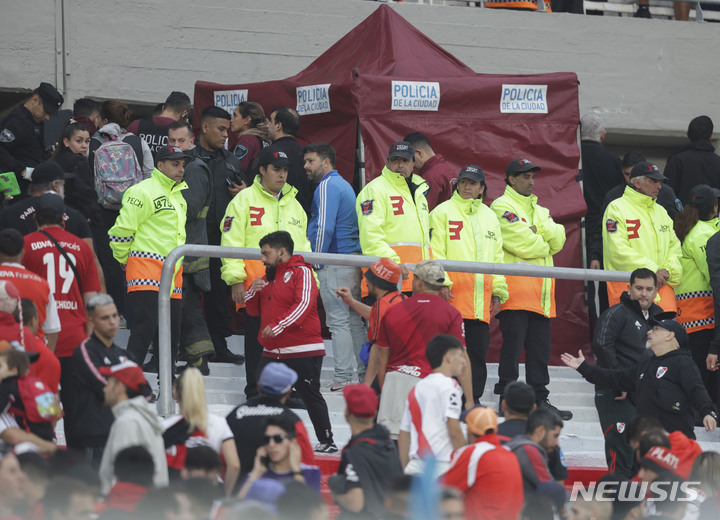 [부에노스아이레스=AP/뉴시스] 경찰과 보안 관계자들이 4일(한국시간) 아르헨티나 부에노스아이레스에서 열린 리버플레이트와 데펜사 이 후스티시아의 아르헨티나 리그 경기 도중 관중이 추락, 사망한 뒤 사고 지역을 봉쇄하고 있다. 2023.06.04.