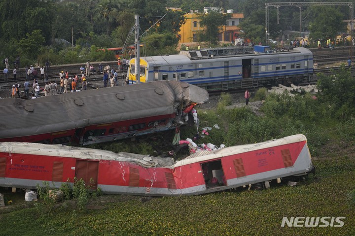 [AP/뉴시스] 3일 전날 밤 인도 오디사주에서 잘못된 철로로 진입된 여객열차가 정지해있던 화물차와 충돌해 이탈 후 넘어졌다. 2023. 06. 04. 