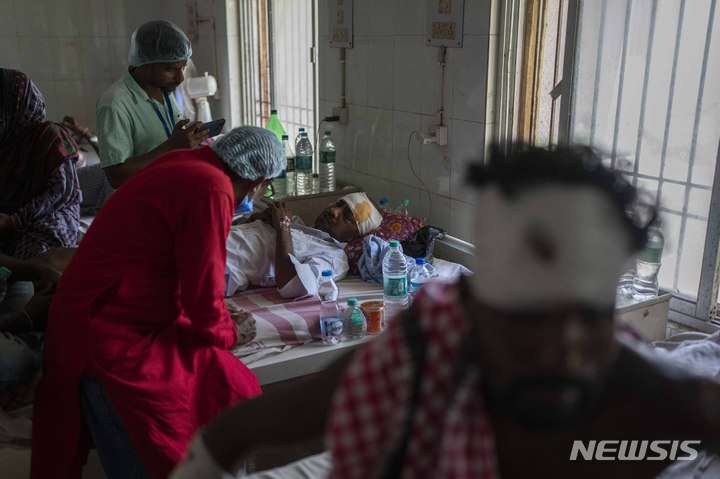 [발라소르=AP/뉴시스] 4일(현지시간) 인도 동부 오리사주 발라소르의 한 병원에서 열차 충돌 사고로 부상을 입은 부상자가 치료를 받고 있다. 지난 2일 인도 오디샤주 발라소르에서 여객열차 2대와 화물열차 1대가 충돌하는 사고가 발생해 최소 275명이 사망했다. 2023.06.05.