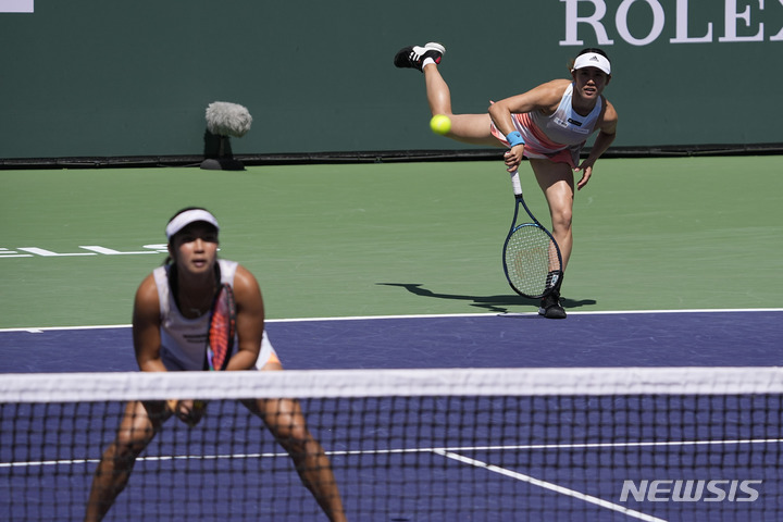 [인디안웰스(미 캘리포니아주)=AP/뉴시스]지난 3월17일 미 캘리포니아주 인디안웰스에서 열린 BNP 파리바스 오픈 테니스대회 여자 복식 가토 미유(일본)-알딜라 수치아디(인도네시아)조와 베아트리스 하다드 마이아(브라질)-라루아 지그문트(독일)조의 경기에서 가토 선수(오른쪽)가 서비스를 넣고 있다. 4일 프랑스 오픈 여자 복식 16강전에서 가토가 친 공이 우연히 볼걸의 목을 맞추면서 가토-알딜라 조가 실격패를 당했다. 2023.06.05.