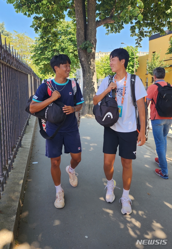 [파리=뉴시스] 김희준 기자 = 이야기 나누는 김장준(사진 왼쪽)과 노호영. 2023.06.03jinxijun@newsis.com