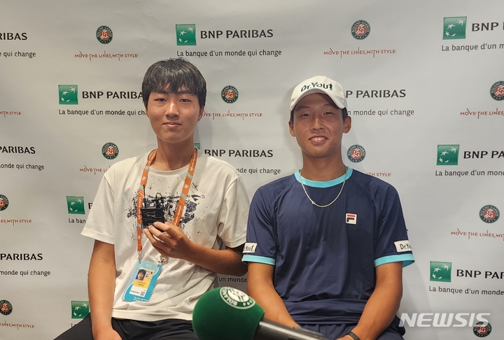 [파리=뉴시스] 김희준 기자 = 인터뷰하는 노호영(사진 왼쪽)과 김장준. 2023.06.03jinxijun@newsis.com