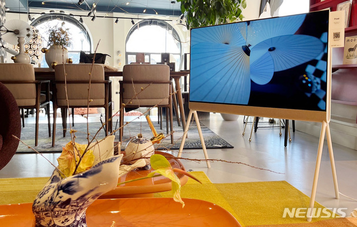 [서울=뉴시스]프리미엄 가구 브랜드 모오이(Moooi) 매장에서 판매할 예정인 LG 올레드 오브제컬렉션 포제의 모습.(사진=LG전자 제공)