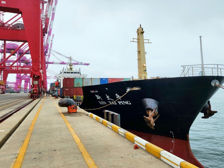 [인천=뉴시스] 인천신항 HJIT에 입항한 신타이핑(Xin Tai Ping)호. (사진=인천항만공사 제공) *재판매 및 DB 금지