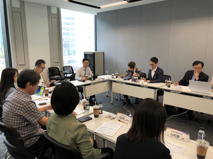 [서울=뉴시스] 과학기술정보통신부는 2일 정보통신기획평가원 등 관련 기관들과 5G 스몰셀 소프트웨어로 최우수 기술상을 받은 수상자들을 격려하는 등 통신네트워크 분야 연구개발 성과 점검 회의를 열었다고 4일 밝혔다. (사진=과학기술정보통신부 제공) *재판매 및 DB 금지