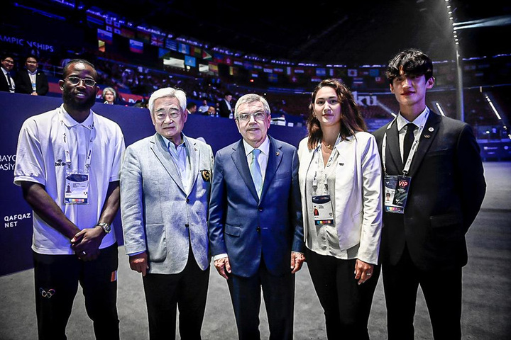 [서울=뉴시스] 세계태권도연맹(WT) 선수위원에 당선된 이대훈 코치(사진 가장 오른쪽)와 토마스 바흐 국제올림픽위원회(IOC) 위원장(사진 가운데), 조정원 WT 총재(사진 왼쪽에서 두 번째). (사진 = WT 제공) *재판매 및 DB 금지