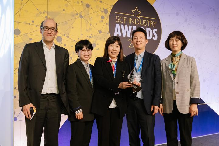 [서울=뉴시스] 스몰셀포럼 산업대상을 수상한 한국전자통신연구원(ETRI) 스몰셀 연구진. 왼쪽부터 SCF 수상 심사위원 로베트로 콤파니, 김경숙 ETRI 책임연구원, 나지현 실장, 유캐스트 전형준 연구소장, 오현주 ETRI 책임연구원. (사진=한국전자통신연구원 제공) *재판매 및 DB 금지