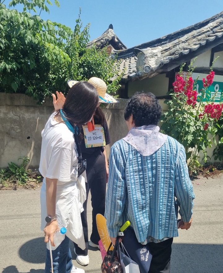 [안동=뉴시스] 지난 2일 경산에서 진행된 치매환자 배회 모의훈련. (사진=경북도 제공) 2023.06.04 *재판매 및 DB 금지