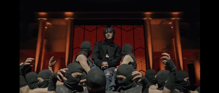 [서울=뉴시스] 세븐틴 '손오공' 뮤직비디오 장면. 2023.06.04. (사진 = 플레디스 엔터테인먼트 유튜브 캡처) photo@newsis.com *재판매 및 DB 금지