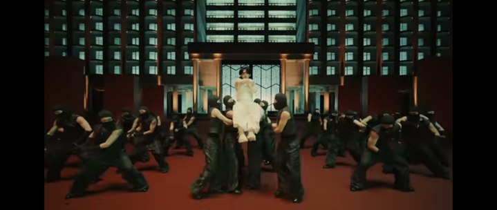 [서울=뉴시스] 세븐틴 '손오공' 뮤직비디오 장면. 2023.06.04. (사진 = 플레디스 엔터테인먼트 유튜브 캡처) photo@newsis.com *재판매 및 DB 금지