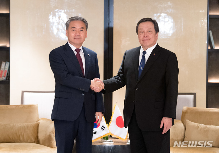 [서울=뉴시스]이종섭 국방부 장관은 4일(현지시간) 싱가포르에서 개최된 제20차 아시아안보회의(일명 샹그릴라대화) 참석 계기 하마다 야스카즈(浜田靖一) 일본 방위대신과 회담을 개최했다. (사진=국방부 제공) 2023.06.04. photo@newsis.om