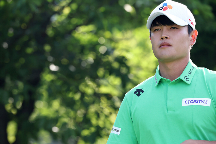 [서울=뉴시스] 1번홀 티그러운드 공략 지점을 바라보는 이재경. 2023.06.04. (사진=KPGA 제공) *재판매 및 DB 금지