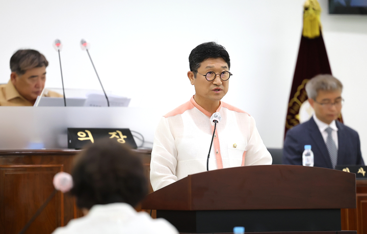 이강선 서천군의원이 지난 2일 김기웅 서천군수의 욕설 발언과 관련해 본회의 신상발언을 통해 김 군수의 공개사과를 촉구하고 있다. 2023. 06. 04 서천군의회 *재판매 및 DB 금지