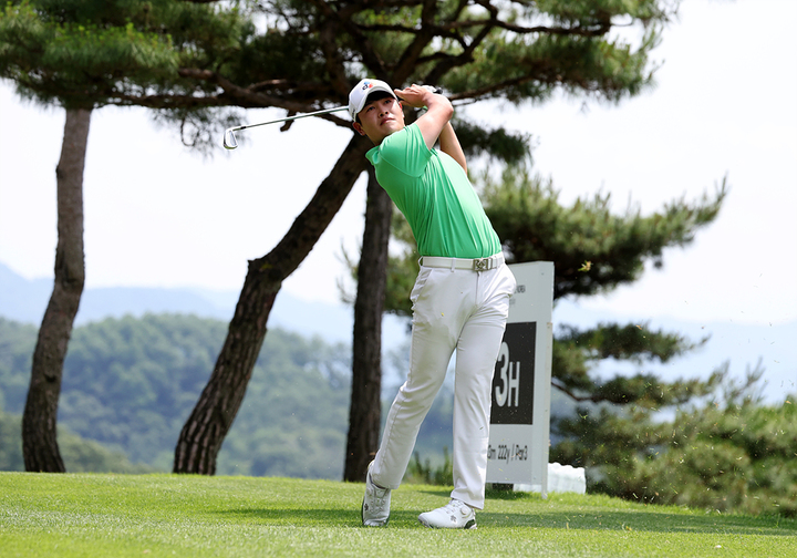 [서울=뉴시스]이재경3번홀 아이언 티샷-1. 2023.06.04. (사진=KPGA 제공)&nbsp; *재판매 및 DB 금지