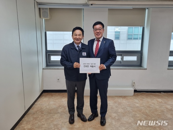 최돈익 위원장(사진 오른쪽) 원희룡 장관에게 건의안 전달 현장.