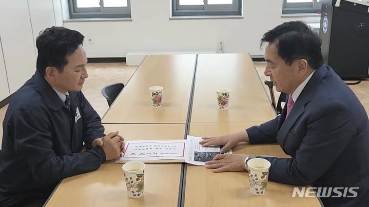 심재철 전 국회부의장(사진 오른쪽) 안양교도소 '완전 이전안' 전달 현장. 