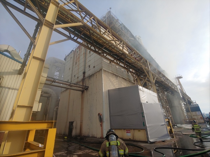 [인천=뉴시스] 인천 중구 목재 공장에서 불이 나 소방당국이 진화에 나섰다. (사진=인천소방본부 제공) *재판매 및 DB 금지