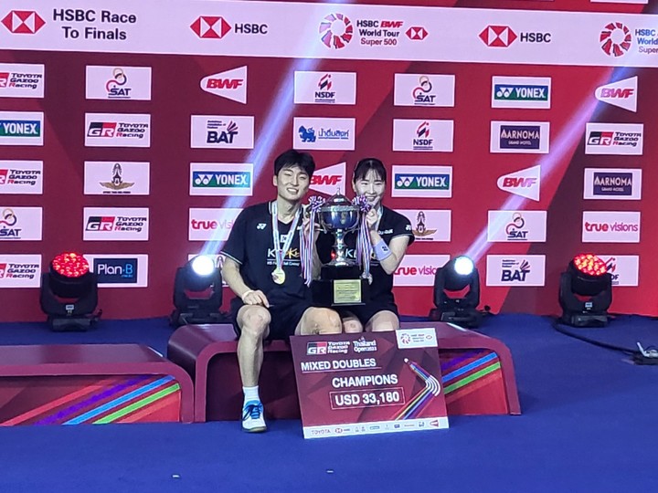 [서울=뉴시스]혼합복식-우승(김원호_정나은). 2023.06.04. (사진=대한배드민턴협회 제공)&nbsp; *재판매 및 DB 금지