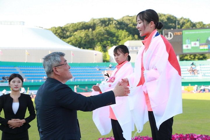 김학동 제20회 예천아시아U20육상경기대회 조직위원장(예천군수)이 입상한 선수들에게 시상하고 있다. (사진=예천군 제공) *재판매 및 DB 금지