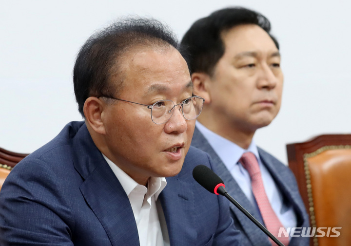 [서울=뉴시스] 이영환 기자 = 윤재옥 국민의힘 원내대표가 4일 오전 서울 여의도 국회에서 열린 긴급 최고위원회의에서 발언을 하고 있다. 2023.06.04. 20hwan@newsis.com