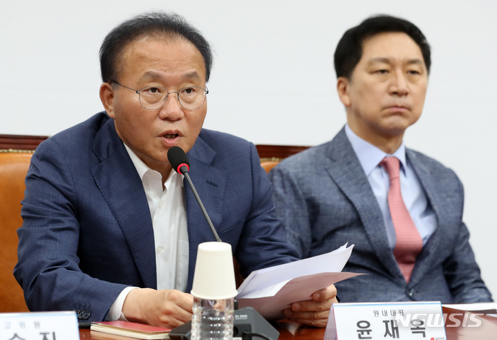 [서울=뉴시스] 이영환 기자 = 윤재옥 국민의힘 원내대표가 4일 오전 서울 여의도 국회에서 열린 긴급 최고위원회의에서 발언을 하고 있다. 2023.06.04. 20hwan@newsis.com