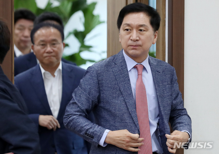 [서울=뉴시스] 이영환 기자 = 김기현 국민의힘 대표가 4일 오전 서울 여의도 국회에서 열린 긴급 최고위원회의에 참석하고 있다. 2023.06.04. 20hwan@newsis.com