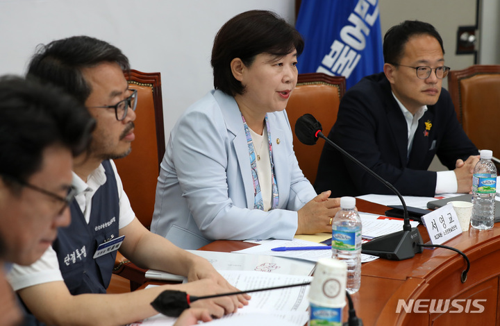 [서울=뉴시스] 이영환 기자 = 서영교 더불어민주당 노동존중실천단장이 4일 오전 서울 여의도 국회에서 열린 윤석열 정권 반인권적 노동자 탄압 규탄 기자간담회에서 발언을 하고 있다. 2023.06.04. 20hwan@newsis.com