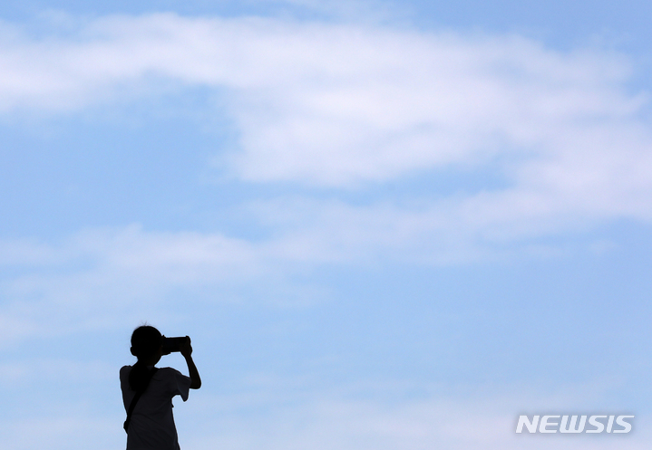 [서울=뉴시스] 조성우 기자 = 4일 오전 서울 용산구 국립중앙박물관에서 바라본 하늘이 맑다. 2023.06.04. xconfind@newsis.com