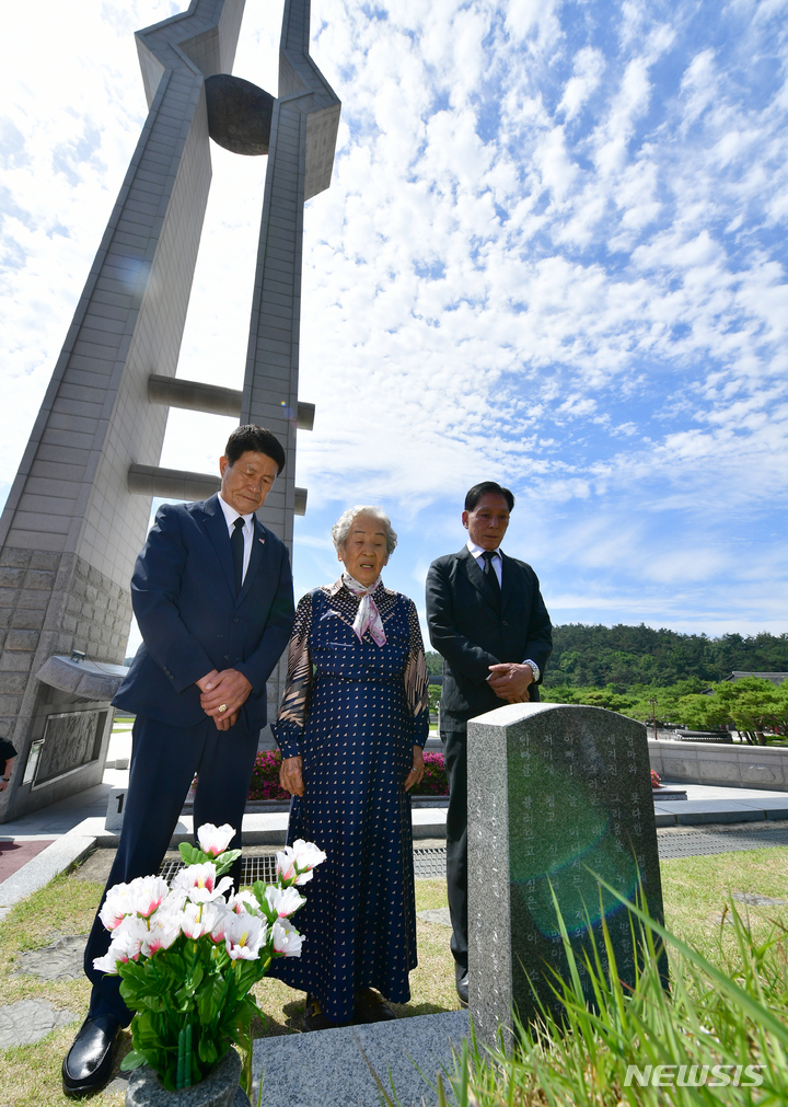 [광주=뉴시스] 이영주 기자 = 임성록 (사)대한민국 특전사동지회 고문(사진 오른쪽)과 5·18최초 희생자 고(故) 김경철 열사의 어머니 임근단 여사, 5·18 당시 시민군이었던 김태수씨가 4일 오전 광주 북구 운정동 국립5·18민주묘지에서 김 열사의 묘소를 찾아 참배하고 있다. 2023.06.04. leeyj2578@newsis.com