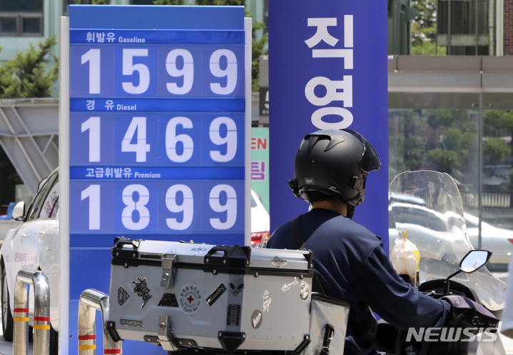 [서울=뉴시스] 최진석 기자 = 전국 휘발유 판매가격이 5주 연속하락하며 리터(L)당 1,500원 대를 기록했다. 한국석유공사 유가정보시스템 오피넷에 따르면&nbsp; 5월 5주차 전국 주유소 휘발유 평균 판매가격은 전주 대비 10.6원 내린 L당 1,599.0원으로 나타났다. 최고가 지역인 서울의 휘발유 평균 판매가격은 전주 대비 L당 9.9원 하락한 1,673.3원으로 전국 평균 가격 대비 74.3원 높은 수준이다. 사진은 4일 서울 한 주유소의 옥외 가격표시판에 1,500원대를 기록하고 있는 휘발유 판매가격의 모습. 2023.06.04. myjs@newsis.com
