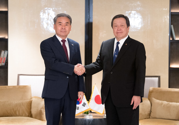 [서울=뉴시스] 조수정 기자 = 이종섭 국방부장관이 4일 오전 싱가포르에서 열린 제20차 아시아안보회의 계기, 하마다 야스카즈 일본 방위대신과 양자회담을 개최하고 악수를 하며 기념촬영 하고 있다. (사진=국방부 제공) 2023.06.04. photo@newsis.com *재판매 및 DB 금지