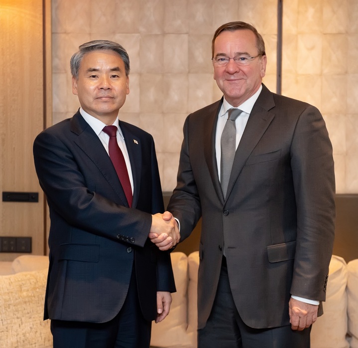 [서울=뉴시스] 조수정 기자 = 이종섭 국방부장관이 4일 오후 싱가포르에서 열린 제20차 아시아안보회의 계기, 보리스 피스토리우스(Boris Pistorius)&nbsp; 독일 국방장관과 양자회담을 개최하고 악수를 나누며 기념촬영을 하고 있다. (사진=국방부 제공) 2023.06.04. photo@newsis.com *재판매 및 DB 금지