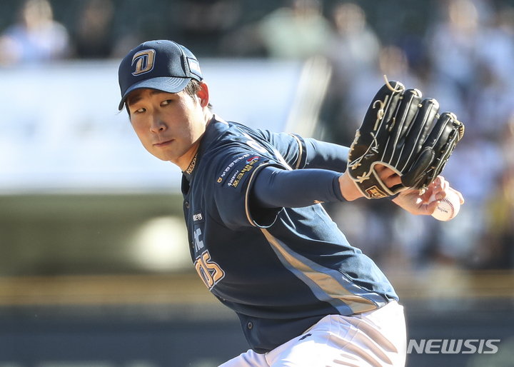 [서울=뉴시스] 김근수 기자 = 4일 서울 송파구 잠실야구장에서 열린 2023 프로야구 NC다이노스와 LG트윈스의 경기, 1회 말 NC선발 이재학이 역투하고 있다. 2023.06.04. ks@newsis.com