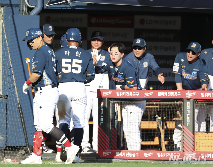 [서울=뉴시스] 김근수 기자 = 4일 서울 송파구 잠실야구장에서 열린 2023 KBO 리그 NC다이노스와 LG트윈스의 경기, 2회초 NC 공격, 2사 주자 2,3루 상황에서 NC 김주원의 2타점 1루타로 박세혁과 마틴이 득점하고 있다. 2023.06.04. ks@newsis.com