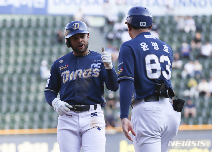 [서울=뉴시스] 김근수 기자 = 4일 서울 송파구 잠실야구장에서 열린 2023 프로야구 NC다이노스와 LG트윈스의 경기, 3회초 NC 공격, 1사 1,3루 상황 NC 마틴 1타점 안타를 치고 기뻐하고 있다. 2023.06.04. ks@newsis.com