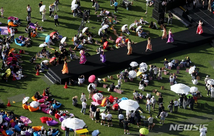 [서울=뉴시스] 조성봉 기자 = 4일 오후 서울 중구 시청 서울광장에서 열린 '우리가 그린(Green) 페스티벌' 제로 웨이스트 패션쇼에서 모델들이 버려진 현수막으로 만든 옷을 입고 멋진 워킹을 선보이고 있다. 2023.06.04. suncho21@newsis.com