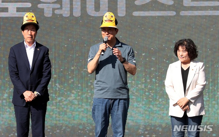 [서울=뉴시스] 조성봉 기자 = 4일 오후 서울 중구 시청 서울광장에서 열린 '우리가 그린(Green) 페스티벌' 제로 웨이스트 패션쇼에서 오세훈 서울시장이 인사말을 하고 있다. 2023.06.04. suncho21@newsis.com