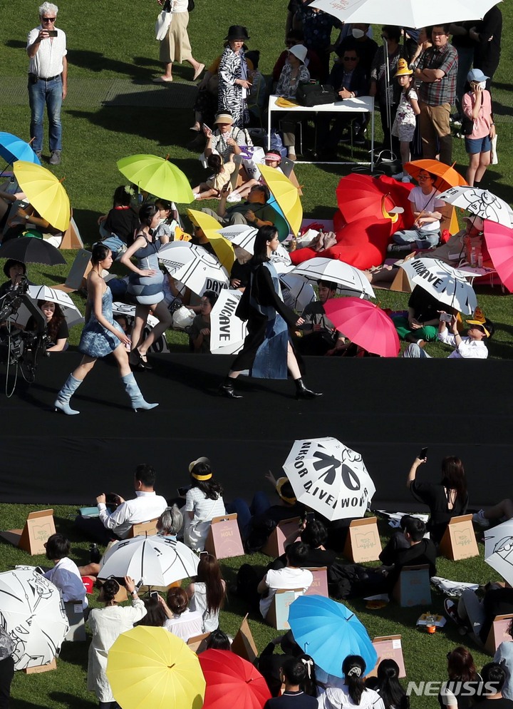 [서울=뉴시스] 조성봉 기자 = 4일 오후 서울 중구 시청 서울광장에서 열린 '우리가 그린(Green) 페스티벌' 제로 웨이스트 패션쇼에서 모델들이 멋진 워킹을 선보이고 있다. 2023.06.04. suncho21@newsis.com