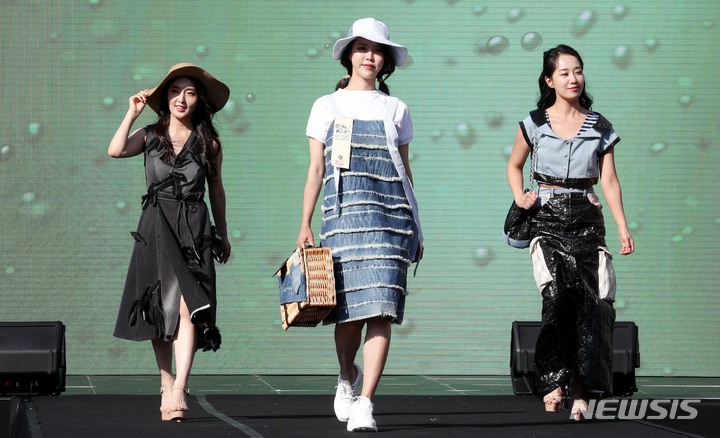 [서울=뉴시스] 조성봉 기자 = 4일 오후 서울 중구 시청 서울광장에서 열린 '우리가 그린(Green) 페스티벌' 제로 웨이스트 패션쇼에서 모델이 멋진 워킹을 선보이고 있다. 2023.06.04. suncho21@newsis.com