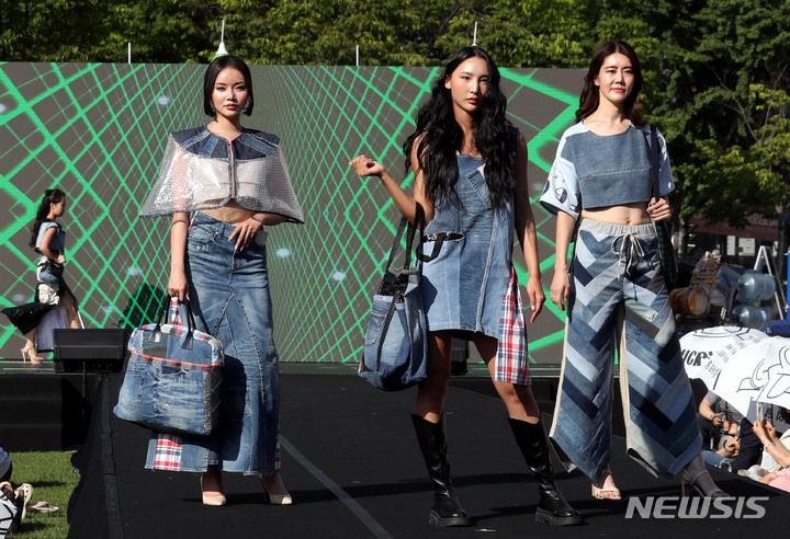 [서울=뉴시스] 조성봉 기자 = 4일 오후 서울 중구 시청 서울광장에서 열린 '우리가 그린(Green) 페스티벌' 제로 웨이스트 패션쇼에서 모델들이 멋진 워킹을 선보이고 있다. 2023.06.04. suncho21@newsis.com