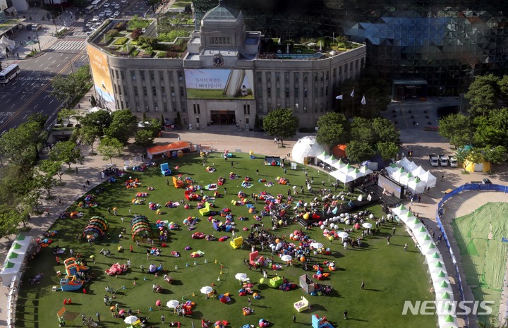 [서울=뉴시스] 조성봉 기자 = 4일 오후 서울 중구 시청 서울광장에서 열린 '우리가 그린(Green) 페스티벌' 제로 웨이스트 패션쇼에서 모델들이 버려진 현수막으로 만든 옷을 입고 멋진 워킹을 선보이고 있다. 2023.06.04. suncho21@newsis.com