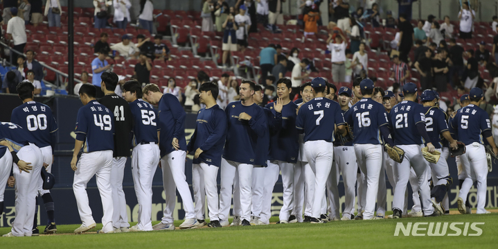 [서울=뉴시스] 김근수 기자 = 4일 서울 송파구 잠실야구장에서 열린 2023 KBO 리그 NC다이노스와 LG트윈스의 경기, 3대 1로 NC다이노스의 승리, NC 선수들이 기쁨을 나누고 있다. 2023.06.04. ks@newsis.com