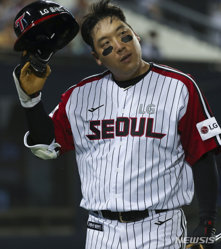 [서울=뉴시스] 김근수 기자 = 4일 서울 송파구 잠실야구장에서 열린 2023 KBO 리그 NC다이노스와 LG트윈스의 경기, 9회 말 LG 공격, 2사 주자 1,2루 상황, LG 김현수가 삼진 아웃을 당하고 덕아웃으로 들어가고 있다. 2023.06.04. ks@newsis.com