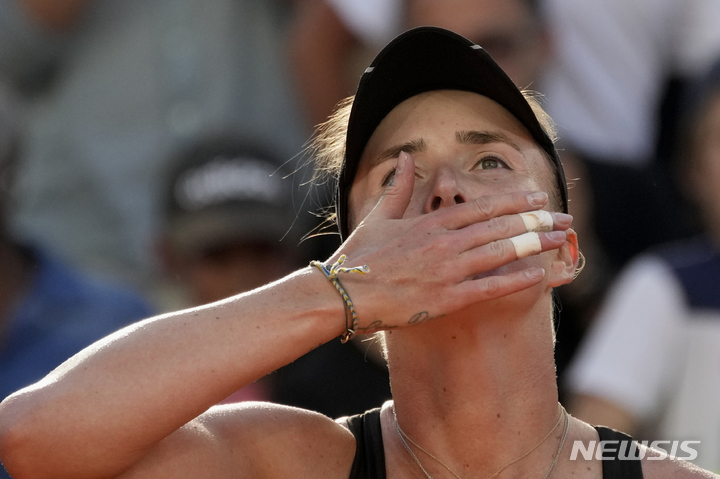 [파리=AP/뉴시스] 엘리나 스비톨리나(192위·우크라이나)가 4일(현지시각) 프랑스 파리의 스타드 롤랑가로스에서 열린 프랑스오픈 테니스 여자 단식 4회전 다리아 카사트키나(9위·러시아)를 꺾고 기뻐하고 있다. 스비톨리나는 카사트키나를 2-0(6-4 7-6)으로 꺾고 8강에 올라 아리나 사발렌카(2위·벨라루스)와 준결승 진출을 다툰다. 2023.06.05.