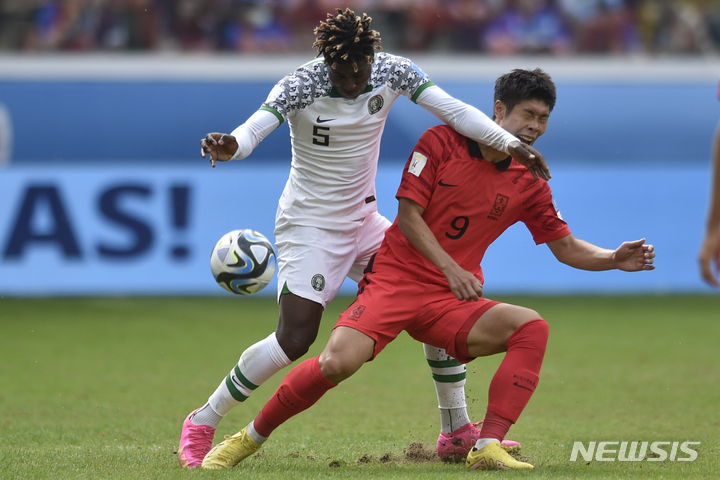 [산티아고델에스테로(아르헨티나)=AP/뉴시스]나이지리아 수비수와 몸싸움 하는 이영준. 2023.06.05. 