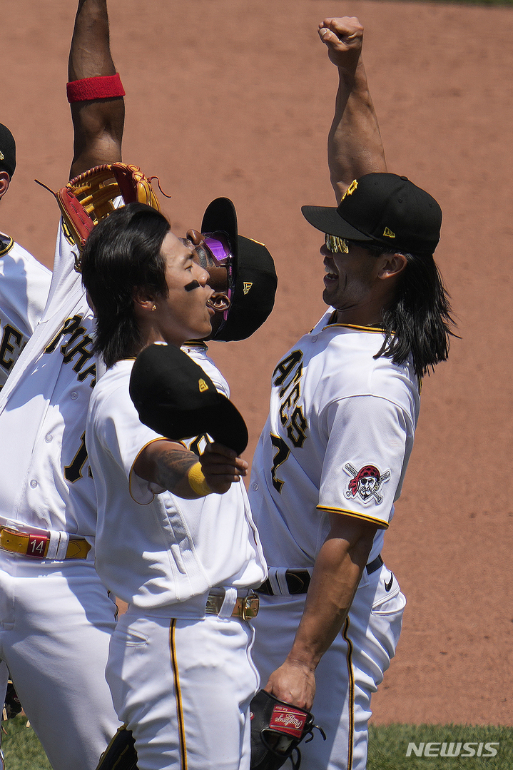 [피츠버그=AP/뉴시스] 피츠버그 파이어리츠의 배지환(왼쪽)이 4일(현지시각) 미 펜실베이니아주 피츠버그의 PNC파크에서 열린 2023 메이저리그 세인트루이스 카디널스에 승리한 후 동료들과 기쁨을 나누고 있다. 배지환은 1회 말 결승 2타점 적시타 포함 4타수 2안타 2타점 2도루를 기록하며 팀의 2-1 승리를 이끌었다. 2023.06.05.
