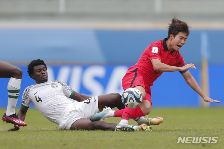 [산티아고델에스테로(아르헨티나)=AP/뉴시스]나이지리아와 몸싸움하는 이승원. 2023.06.05. 