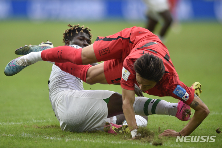 [산티아고델에스테로(아르헨티나)=AP/뉴시스]나이지리아 수비수에 걸려 넘어지는 이지한. 2023.06.05. 