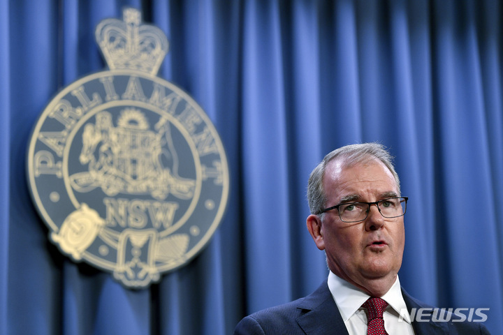 [시드니(호주)=AP/뉴시스]마이클 데일리 호주 뉴사우스웨일스주 법무장관이 5일 시드니에서 기자회견을 하고 있다. 10년에 걸쳐 어린 4자녀를 살해한 '호주 최악의 여성 연쇄 살인마'라는 오명 속에 20년 간 수감 생활을 해온 55세의 케이틀린 폴빅은 4자녀가 살해된 것이 아니라 자연사한 것이라는 새로운 과학적 증거에 따라 5일 사면을 통해 석방돼 20년에 걸친 억울한 옥살이에서 벗어났다. 2023.06.05.