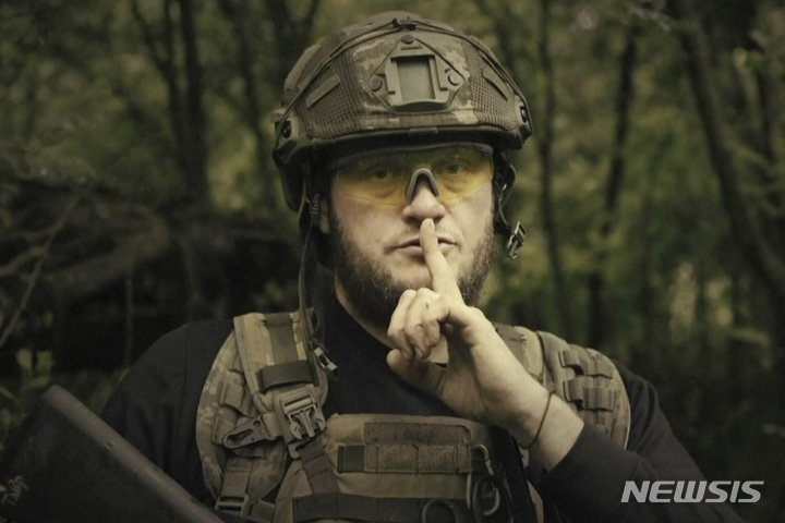 [키이우=AP/뉴시스] 우크라이나 국방부가 4일(현지시각) 한 우크라이나 군인이 장소가 알려지지 않은 곳에서 손가락을 입에 대고 침묵을 강조하는 영상을 공개하며 러시아 대반격에 대한 공식 발표는 없을 것임을 시사했다. 영상에는 "작전엔 보안이 필요. 작전 개시 발표는 없을 것"이라는 자막이 나오기도 한 것으로 알려졌다. 2023.06.05.&nbsp; 
